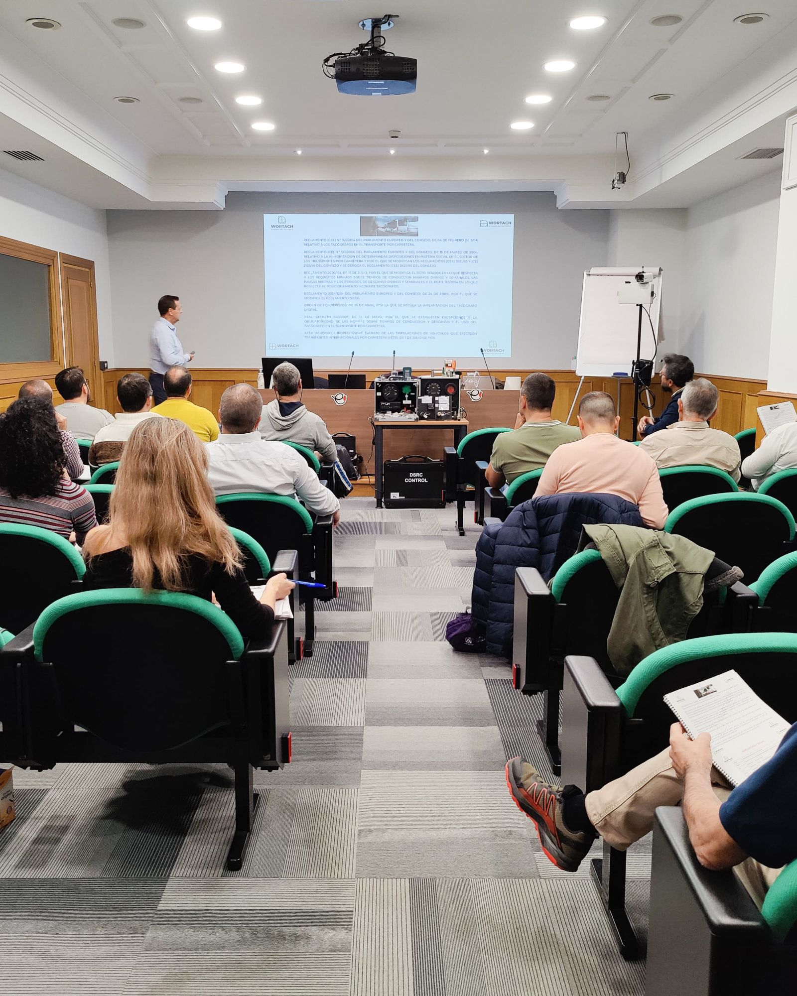 Curso presencial de Wortach sobre normativa de tacógrafos en un auditorio